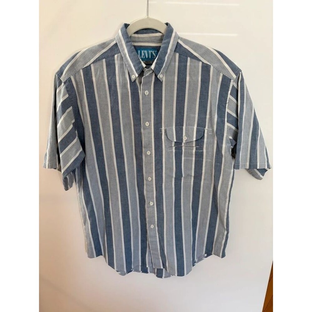 Vintage 90s Levi’s Large Short Sleeve Shirt Silver Tab